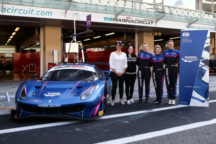 Die drei Rennfahrer-Damen Michelle Gatting, Rahel Frey und Manuela Gostner (v.re.) und ein Ferrari 488 von Kessel Racing