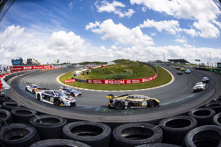 Mateo Llarena startet auf dem Nürburgring mit Jannik Julius-Bernhart im goldenen Lamborghini