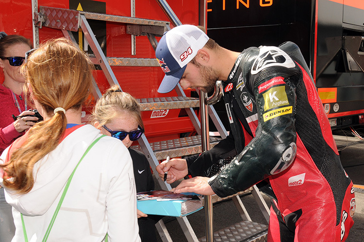 Jonas Folger schrieb in Silverstone bereits fleißig Autogramme