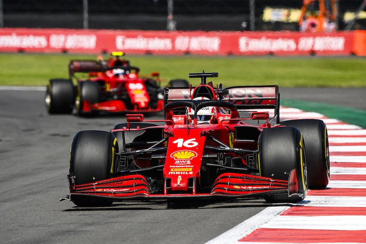 Die Ferrari von Charles Leclerc und Carlos Sainz