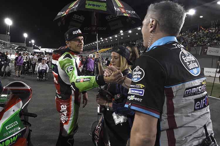 Michael Bartholemy am Katar-Startplatz mit seinem Ex-Fahrer Scott Redding