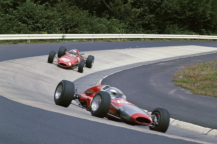 Kurt Ahrens vor Briant Hart mit ihren Protos-Rennwagen auf dem Nürburgring 1967