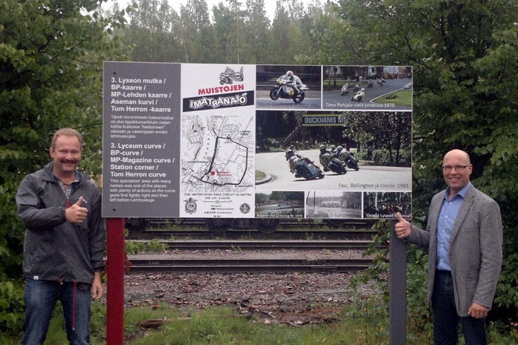 Torsten Schmidt (links) und Kurt Ljungqvist (Präsident des Finnischen Motorradsport-Verbands) in Imatra