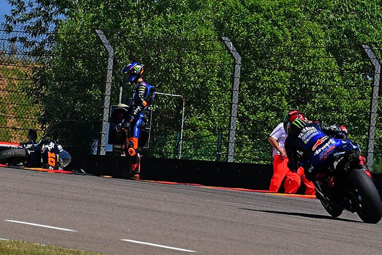 MotoGP-WM Sachsenring 2021: Luca Marini stürzte, Quartararo nähert sich der Unfallstelle
