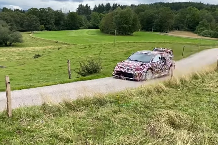 Der Toyota Yaris WRC Hybrid beim Asphalttest