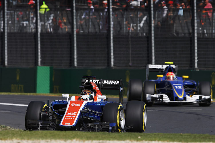 Pascal Wehrlein im Manor vor Felipe Nasr im Sauber