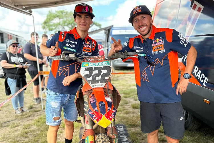 Rollentausch: Andrea Adamo als Zuschauer, Tony Cairoli als Sieger