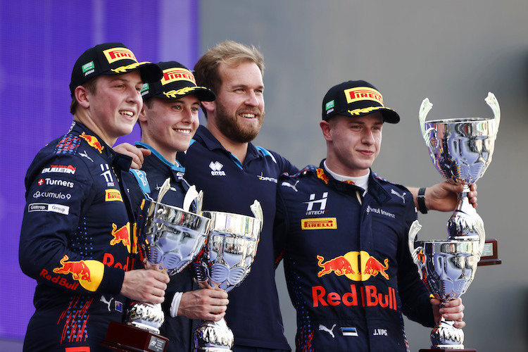 Die Red Bull-Junioren Liam Lawson (ganz links) und Jüri Vips (ganz rechts)