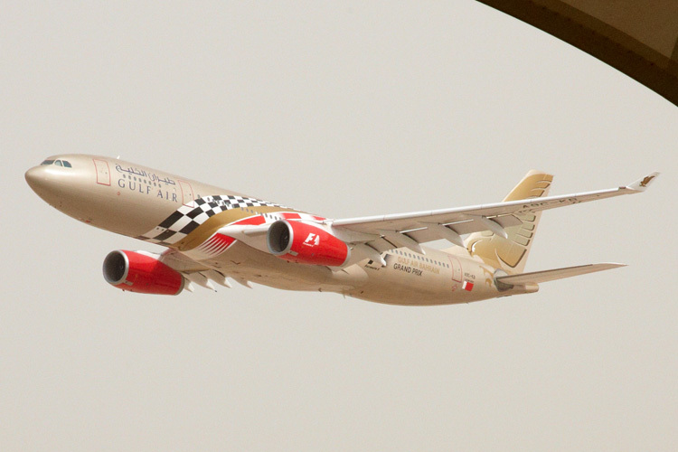 Die Gulf-Air-Maschine über dem Bahrain-Tribünendach
