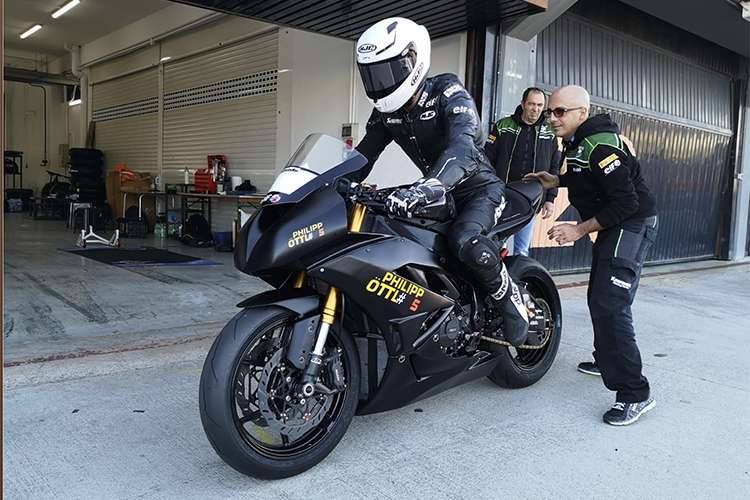 Philipp Öttl auf einer Kawasaki ZX-6R