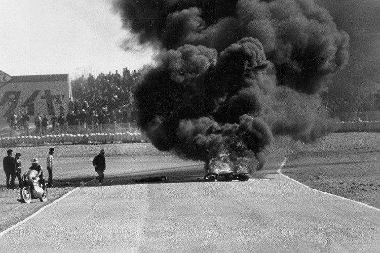 Suzuka 1963: Ernst Degner liegt neben der brennenden Maschine   