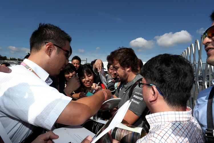 Bisher hat Fernando Alonso nur für die Fans unterschrieben, auf seiner Vertragsverlängerung mit McLaren fehlt sein Autogramm noch