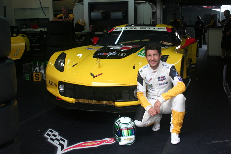 Mike Rockenfeller vor der Corvette C7.R bei den 24h von Le Mans