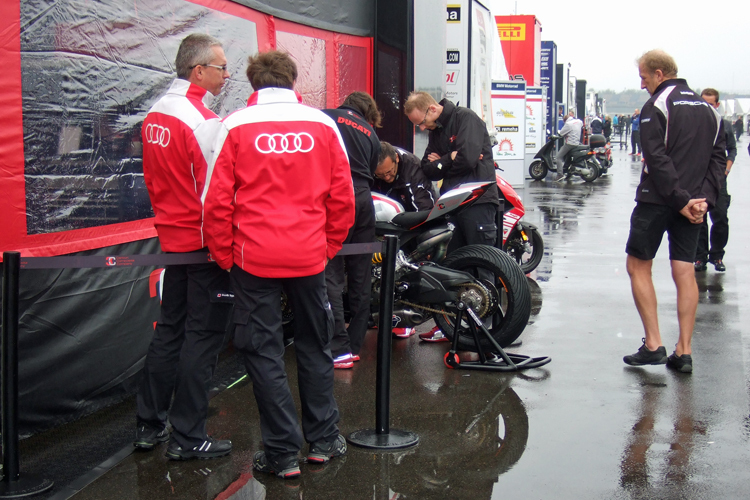 Audi-Mitarbeiter begutachten das Ducati-Bike 
