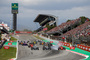 Sebastian Vettel (re.) bremst spät, daneben sind Bottas und Hamilton