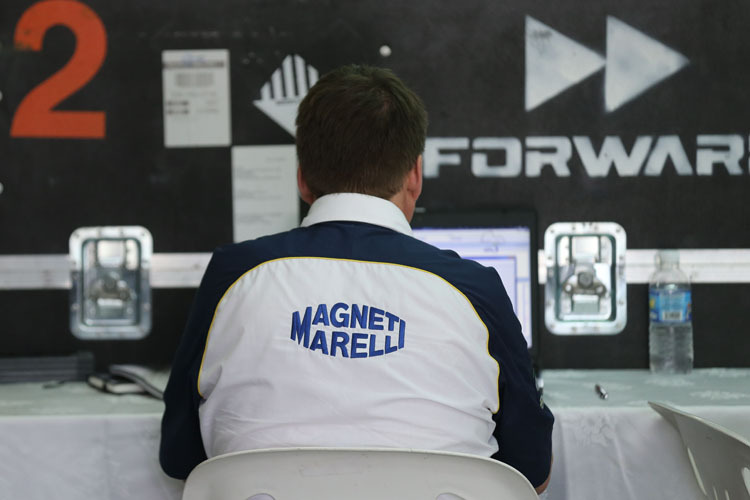 Ein Magneti-Marelli-Techniker in der Forward-Box