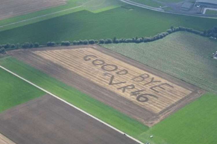 «GOOD BYE VR46», stand auf dem Acker im Aichfeld