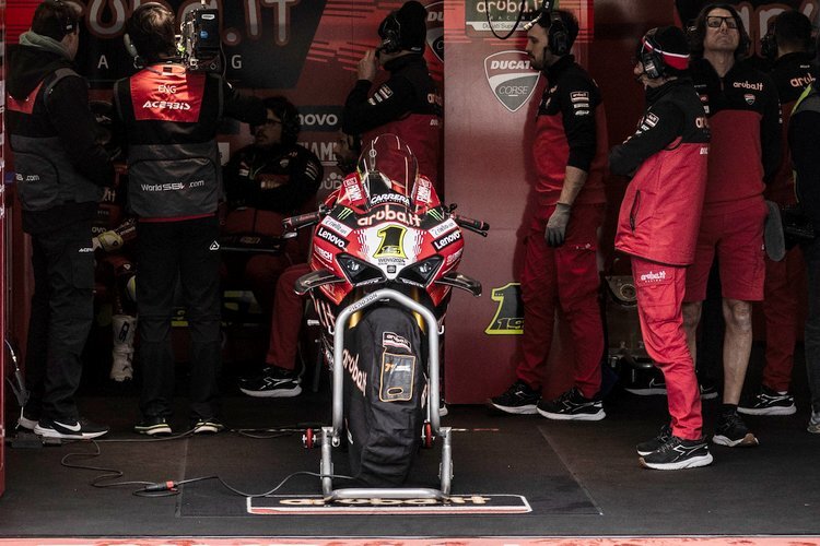 Auch die Ducati von Alvaro Bautista verbrachte viel Zeit in der Box