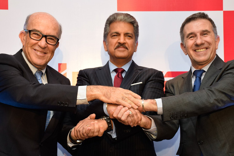 Carmelo Ezpeleta, Anand Mahindra, Vorsitzender der Mahindra Group, und Jorge «Aspar» Martinez