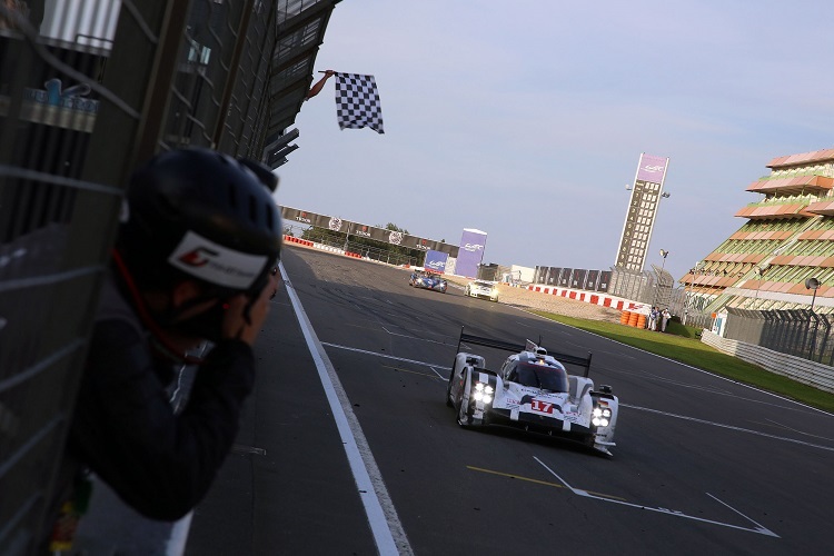 Es ist geschafft: Schwarz/weiss karierte Flagge für den Porsche von Timo Bernhard/Mark Webber/Brendon Hartley