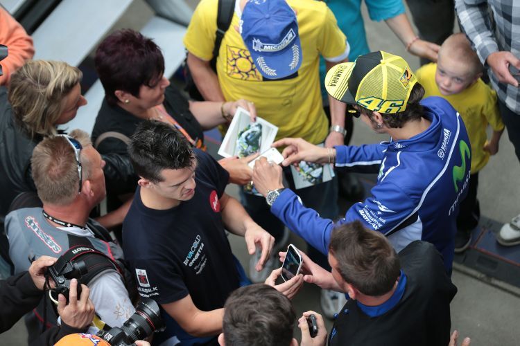 Valentino Rossi und seine Fans beim GP in Assen