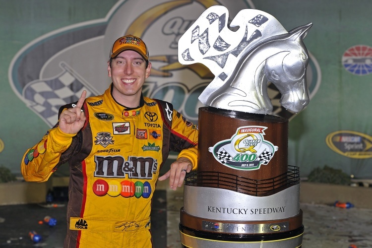 Kyle Busch mit seiner Kentucky-Trophäe