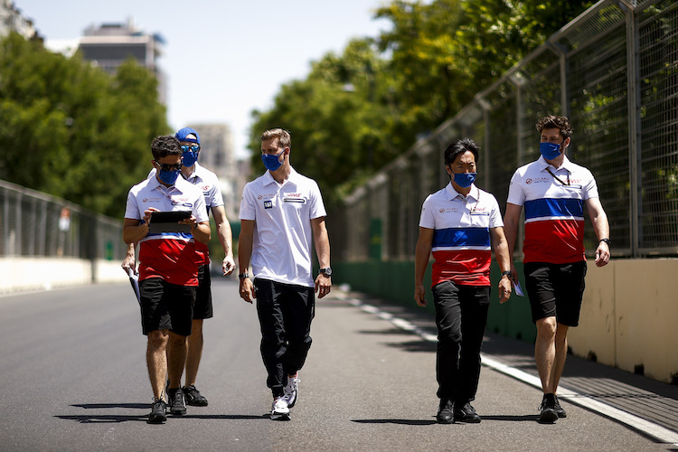 Die Haas-Truppe in Baku: Zweiter von rechts ist Ayao Komatsu, in der Mitte Mick Schumacher