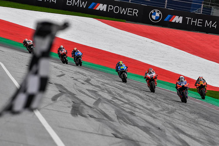 Zielankunft Spielberg-2: Rechts Pol Espargaró (44), dann Sieger Oliveira, Miller, Mir (36), Rins (42), Dovi und Nakagami