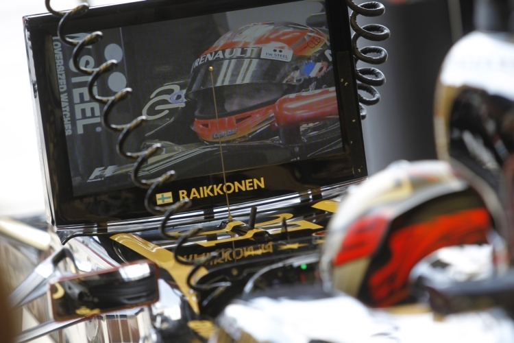 Kimi Räikkönen sieht seinem Teamkollegen Romain Grosjean zu