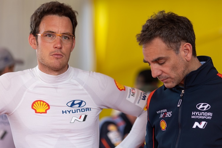   Thierry Neuville (li.) und Teamchef Cyril Abiteboul 