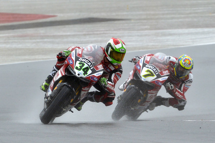 Davide Giugliano (34) und Chaz Davies (7) im Regen von Portimão