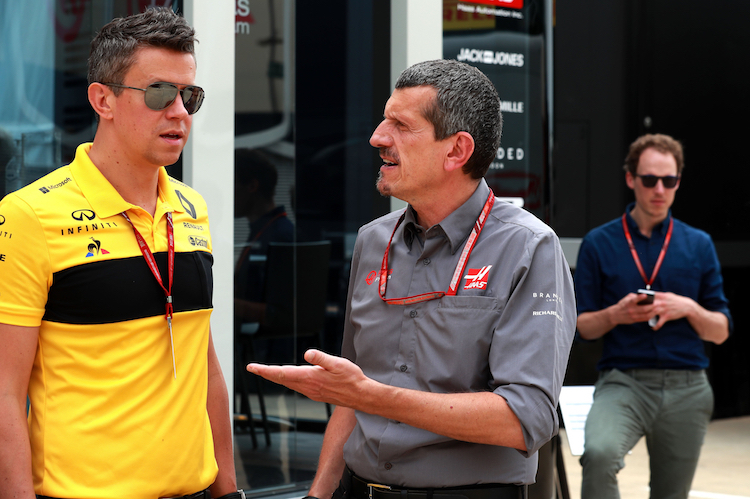 Haas-Teamchef Günther Steiner (rechts) mit Renault-Direktor Marcin Budkowski  