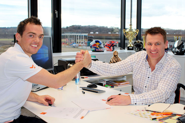 Matthias Walkner (l.) und KTM-Motorsport-Direktor Pit Beirer bei der Vertragsunterzeichnung
