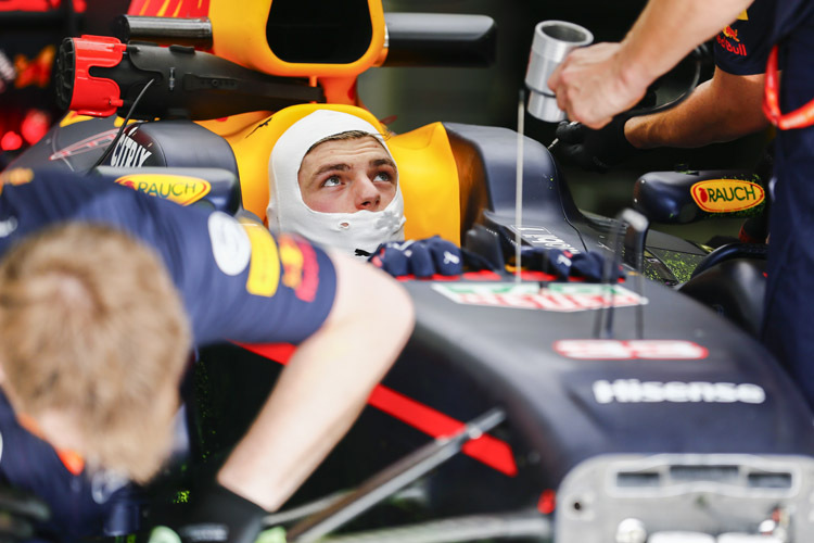 Max Verstappen musste im zweiten freien Training lange in der Box ausharren