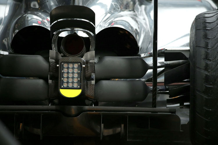 Mit den speziellen Querlenkern umgeht McLaren sozusagen das Beam-Wing-Verbot