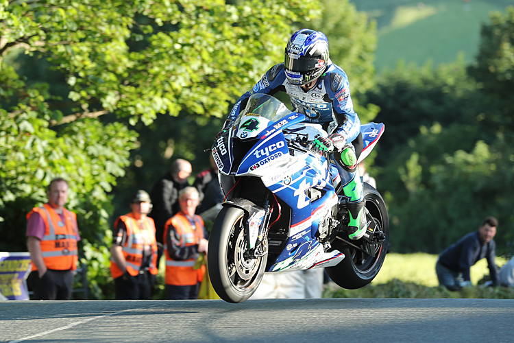 Ian Hutchinson (BMW) eim Sprung über die Ballaugh Bridge