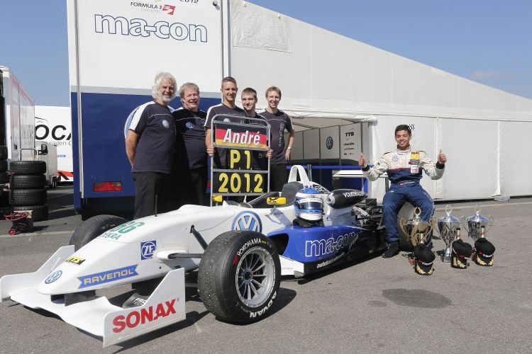 Feier mit dem Team: Trophy-Champion André Rudersdorf