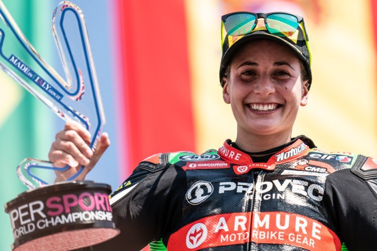 Ana Carrasco mit dem Siegerpokal von Misano