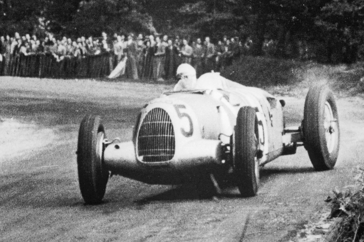 Bernd Rosemeyer im Rennwagen der Auto Union