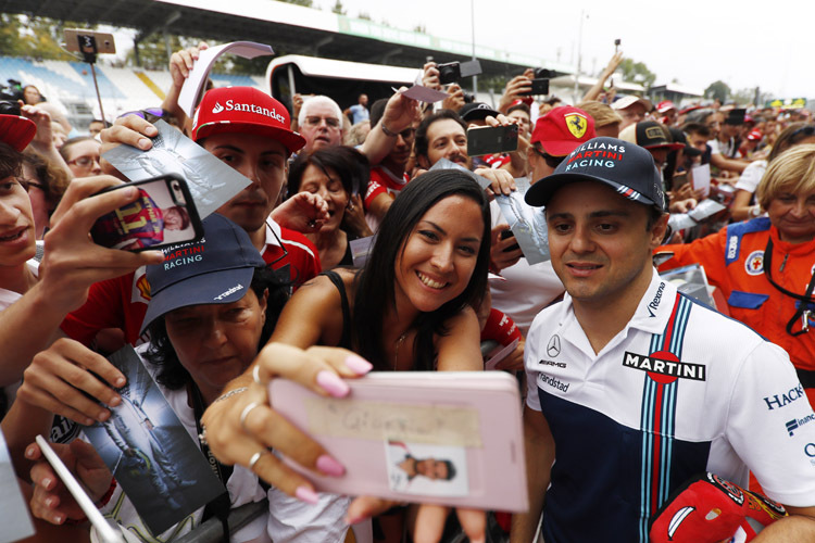 Am Donnerstag absolvierten die GP-Stars einen Selfie-Marathon, heute dürfen sie endlich auf die Strecke