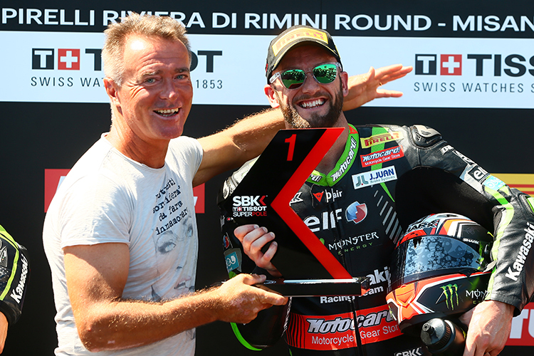 Tom Sykes (re.) bekam die Superpole-Trophäe von Frankie Chili