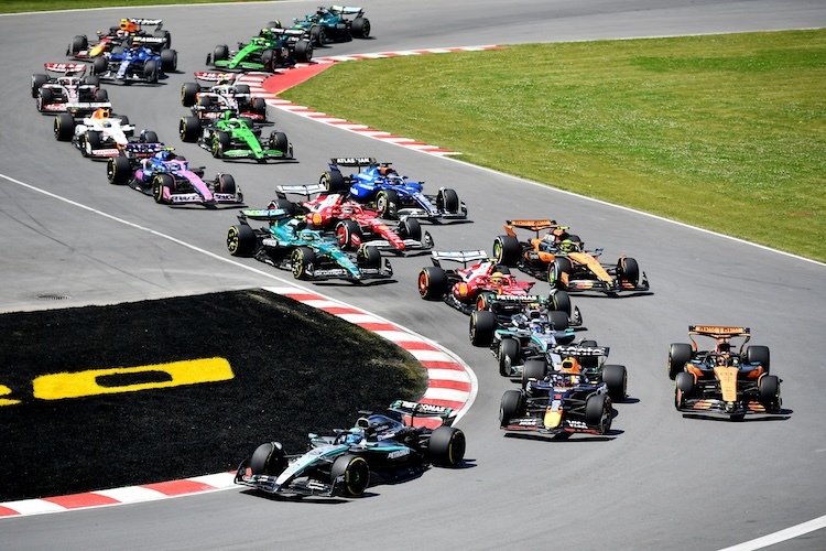 Russell kurz nach dem Start in Führung, Verstappen ist Zweiter