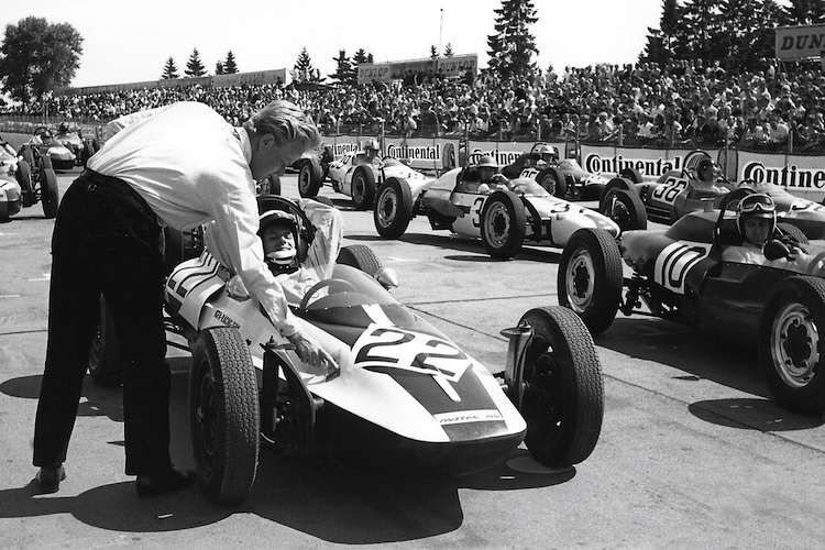 Wutausbruch nach Totalausfall: Hans-Günther Lehmann in der Startaufstellung an einem seiner Autos bei besagtem Formel V-Rennen 1967 am Nürburgring