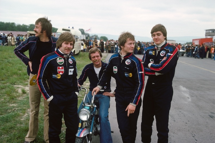 Die BMW-Junioren Manfred Winkelhock (Zweiter von links), Marc Surer (Zweiter von rechts) und Eddie Cheever (rechts)