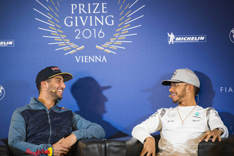 Daniel Ricciardo und Lewis Hamilton bei der FIA-Preisverleihung in Wien