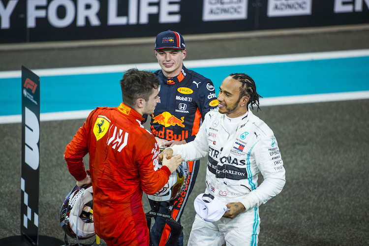 Leclerc und Hamilton in Abu Dhabi, hinten Max Verstappen