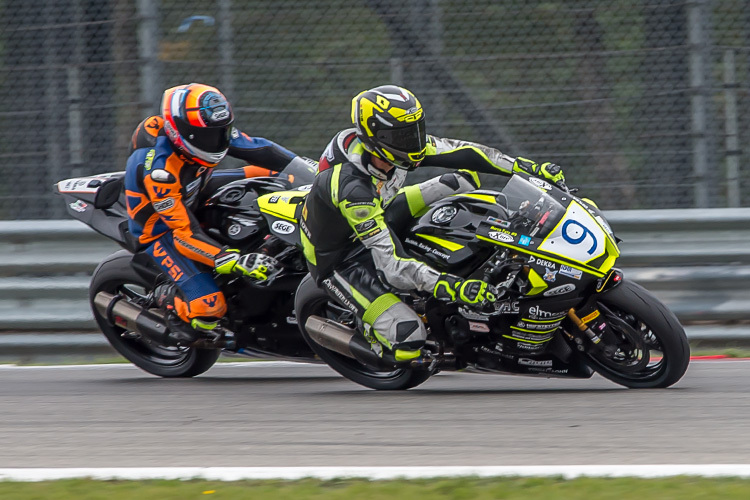 Auch ein Highsider konnte Marco Fetz (9) nicht vom Start in der SSP 600 in Assen abhalten 