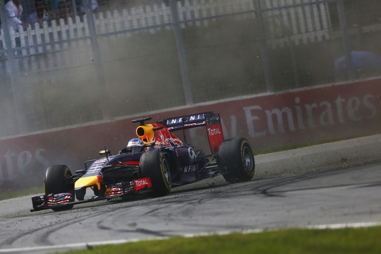 Sebastian Vettel kam mit Glück heile durch die gecrashten Fahrzeuge