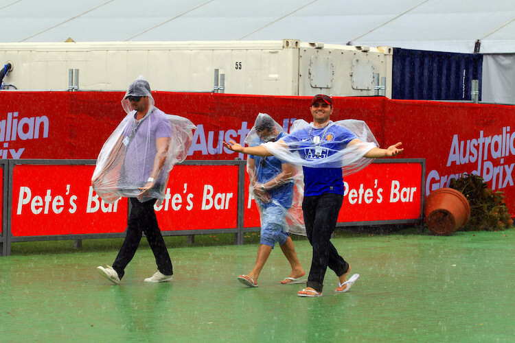 Die australischen Rennbesucher nehmen Wetterkapriolen gelassen hin