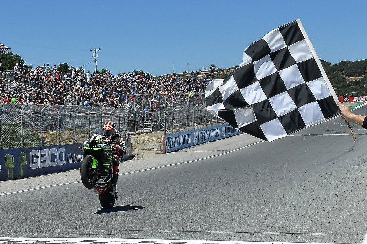 Jonathan Rea hatte noch Zeit für einen Wheelie